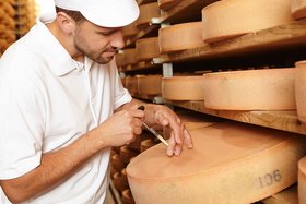 Käser im Reifelager. Führt Qualitätskontrolle durch.