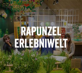 Rapunzel Erlebniswelt Eine Gruppe von Menschen besucht die Rapunzel Erlebniswelt, eine interaktive Ausstellung, die sich mit biologischer und nachhaltiger Landwirtschaft beschäftigt.