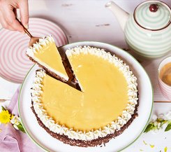 Eierlikörtorte Eierlikörtorte auf einer Kuchenplatte