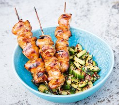 Hähnchen-Teriyaki-Spieße mit Gurkensalat Hähnchen-Teriyaki-Spieße mit Gurkensalat in einer blauen Schale