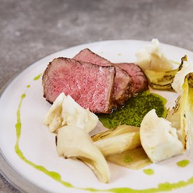 Rinderfilet mit gegrilltem Gemüse und grüner Sauce Ein Teller mit zartem Rinderfilet, serviert mit gegrilltem Gemüse und einer grünen Sauce.