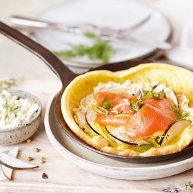 Dutch Baby Ofenpfannkuchen mit Räucherlachs und Frischkäse