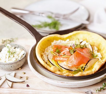 Dutch Baby Ofenpfannkuchen mit Räucherlachs und Frischkäse