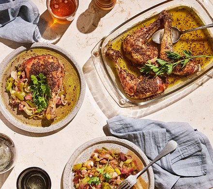 Gebackene Hähnchenschenkel Gebackene Hähnchenschenkel in einer Auflaufform