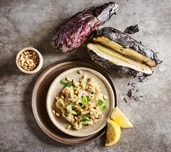 Gegrillte Auberginen mit Pinienkernen und Zitrone Gegrillte Auberginen mit Pinienkernen und Zitrone