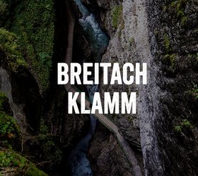 Breitachklamm Ein schmaler Holzsteg führt durch die beeindruckende Schlucht der Breitachklamm, umgeben von steilen, moosbewachsenen Felswänden und rauschendem Wasser.