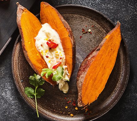 Folien Süßkartoffel Folien-Süßkartoffelhälften mit cremiger Sauce und Chilis