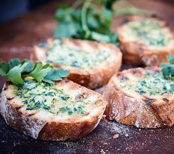 Geröstetes Knoblauchbrot mit Kräuterbutter Geröstetes Knoblauchbrot mit Kräuterbutter