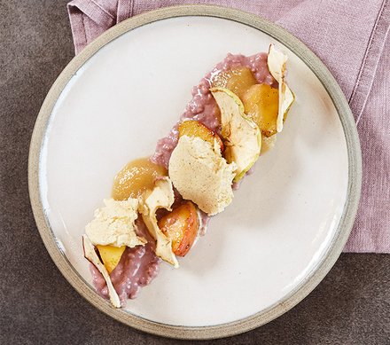 Holunderporridge mit Apfelmus und Apfelchips Holunderporridge mit Apfelmus und Apfelchips auf einem Teller