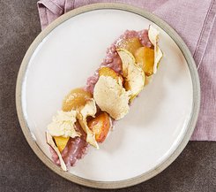 Holunderporridge mit Apfelmus und Apfelchips Holunderporridge mit Apfelmus und Apfelchips auf einem Teller