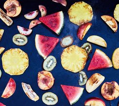 Gegrilltes Obst Gegrilltes Obst, darunter Ananas, Wassermelone, Kiwi und Pfirsich