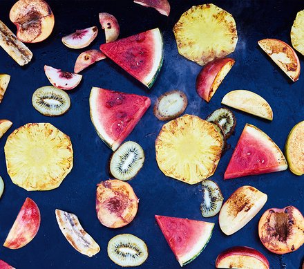 Gegrilltes Obst Gegrilltes Obst, darunter Ananas, Wassermelone, Kiwi und Pfirsich