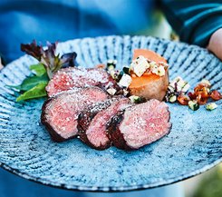 Ribeye-Steak Gegrilltes Ribeye-Steak mit Beilagen auf blauem Keramikteller