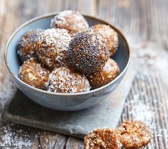 Energieballs mit Nüssen und Kokos Energieballs mit Nüssen und Kokos in einer Schale